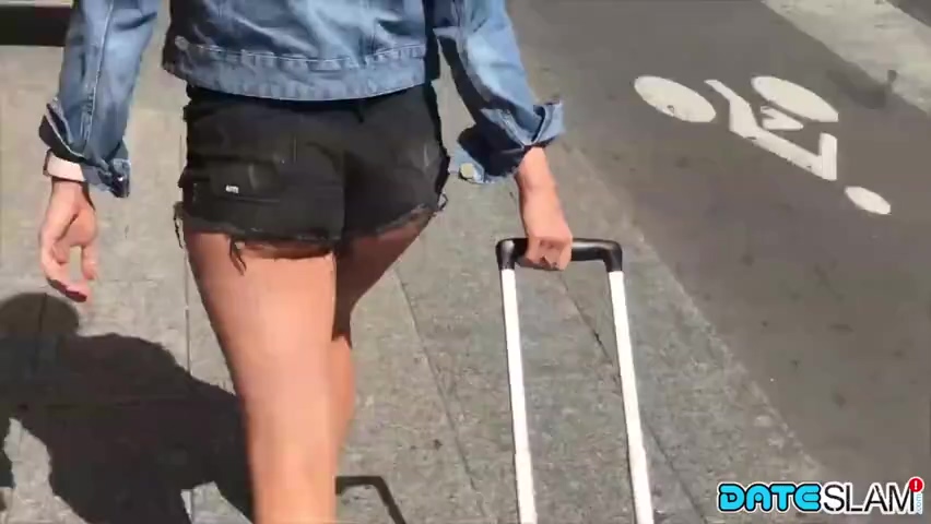 Chica culona vuela a París para dormir en un cachorro ruso