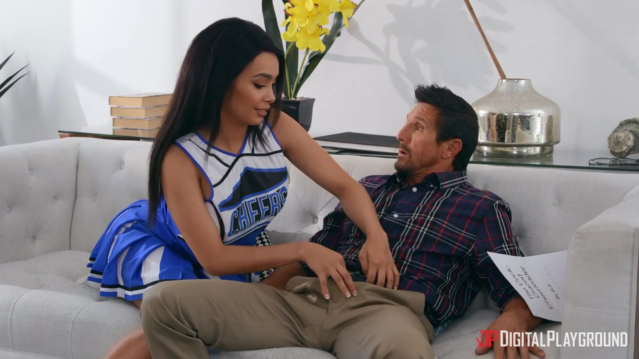 Hijastra animadora de ébano en FFM con padrastro blanco