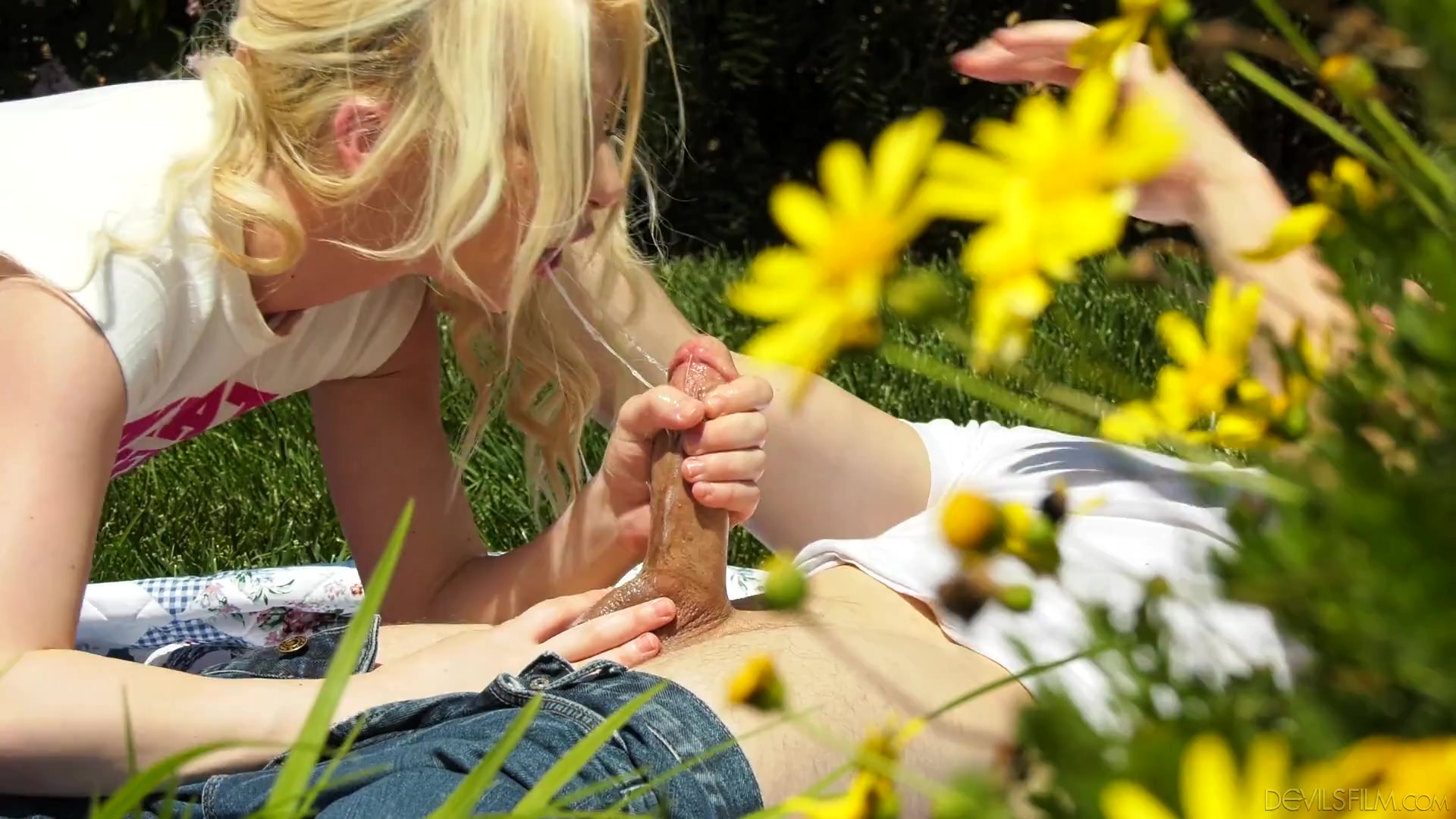 Joven rubia tiene un picnic travieso con su hermanastro