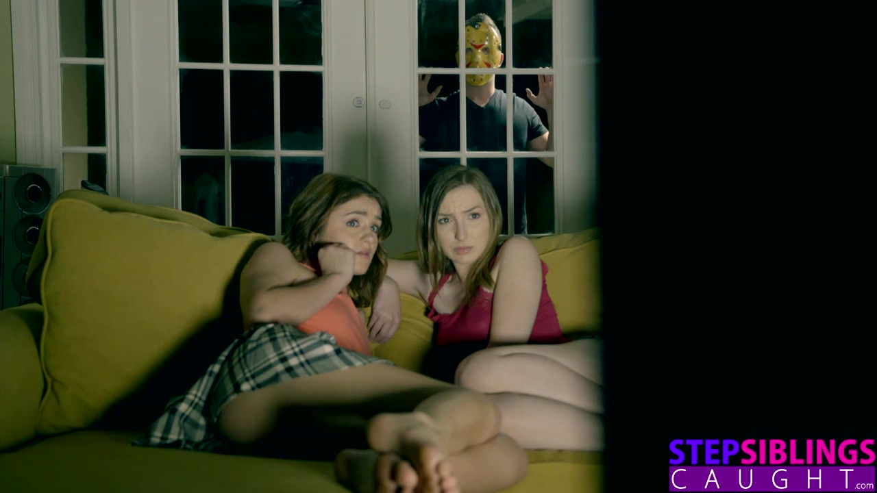 Trío aterrador en Halloween con su hermana y su mejor amiga