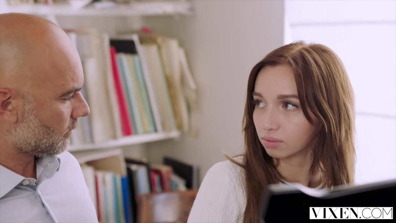 Una joven estudiante rusa se siente atraída por una ex profesora de piano/zorra