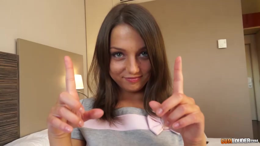 ¡La adolescente rusa Foxi Di en un casting anal duro con CumLouder!