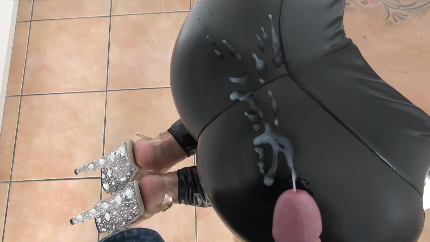 A Booty Lara Cumkitten le encanta ponerse la ropa – Milf Porn