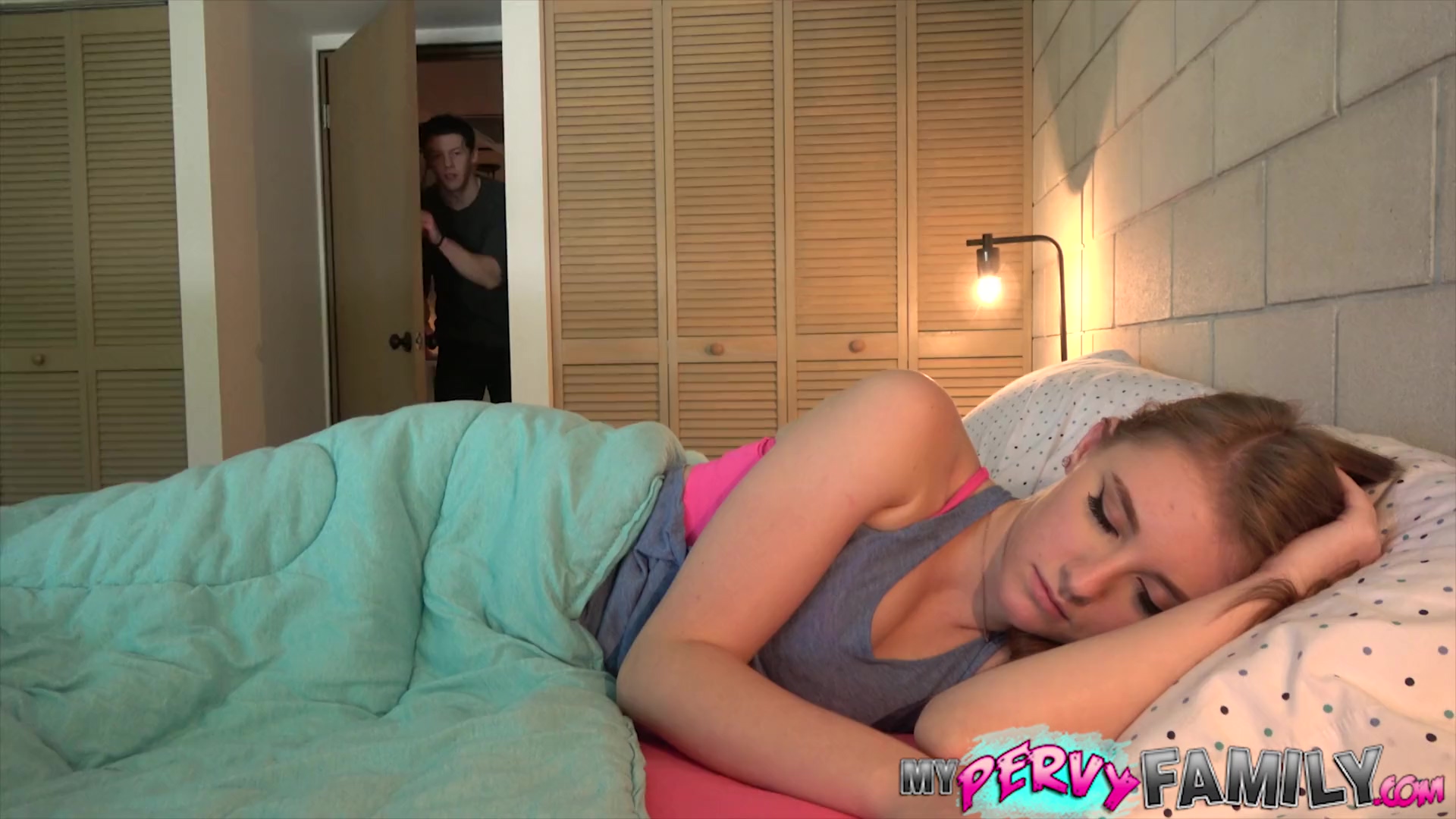 A la pequeña adolescente Melody Marks le gusta acostarse con su hermanastro. ¡Se sujetan las pollas y duermen bien!