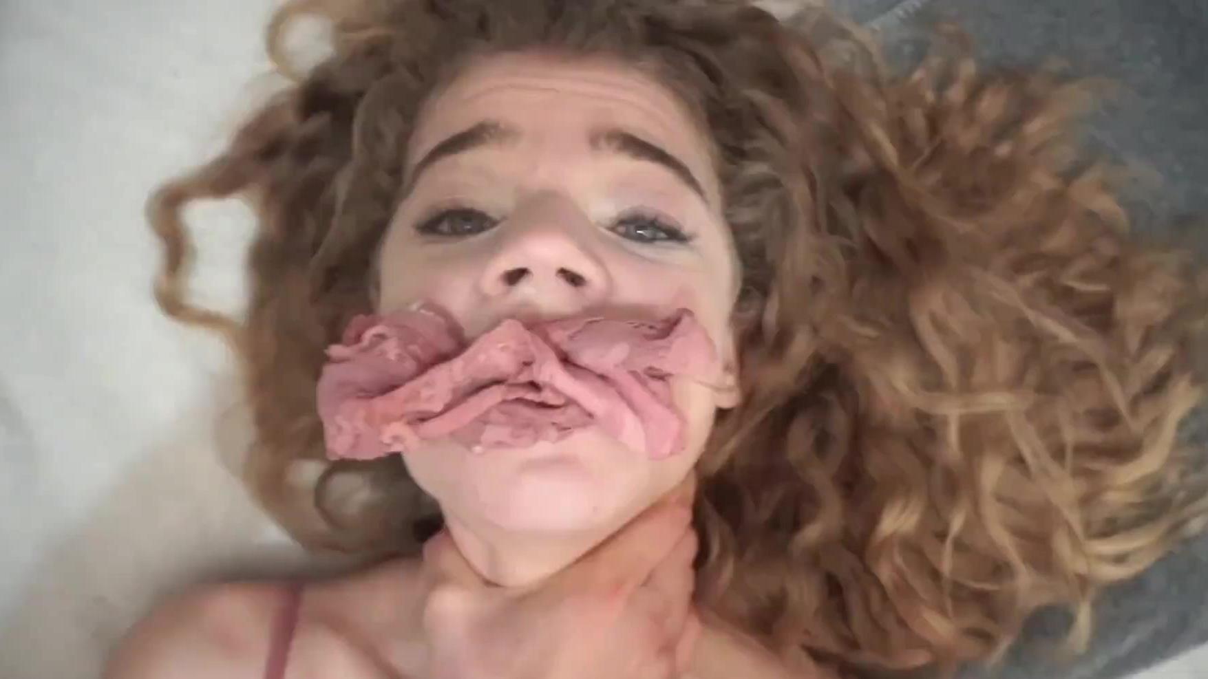 A una adolescente sumisa le gusta ser muy agresiva