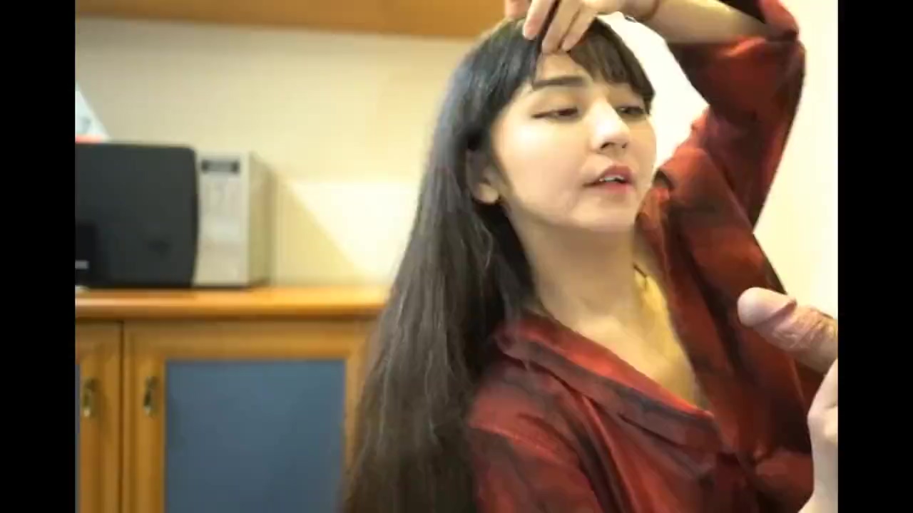 Adolescente china uigur de Xinjiang folla y traga