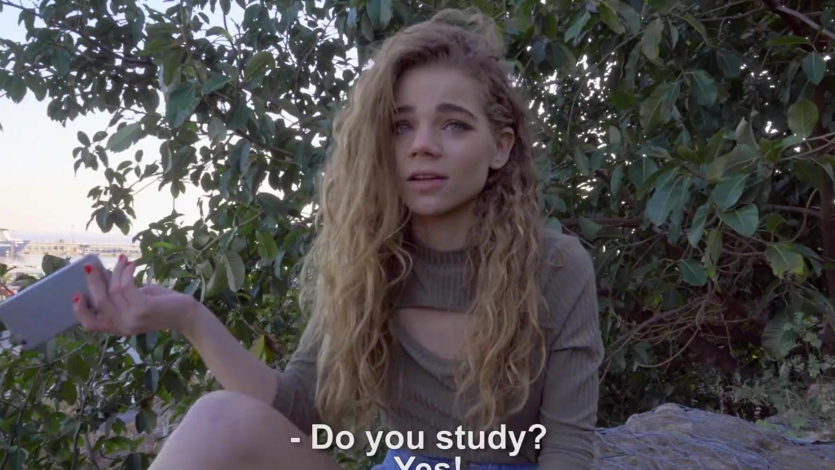 Adolescente española con curvas se masturba al aire libre