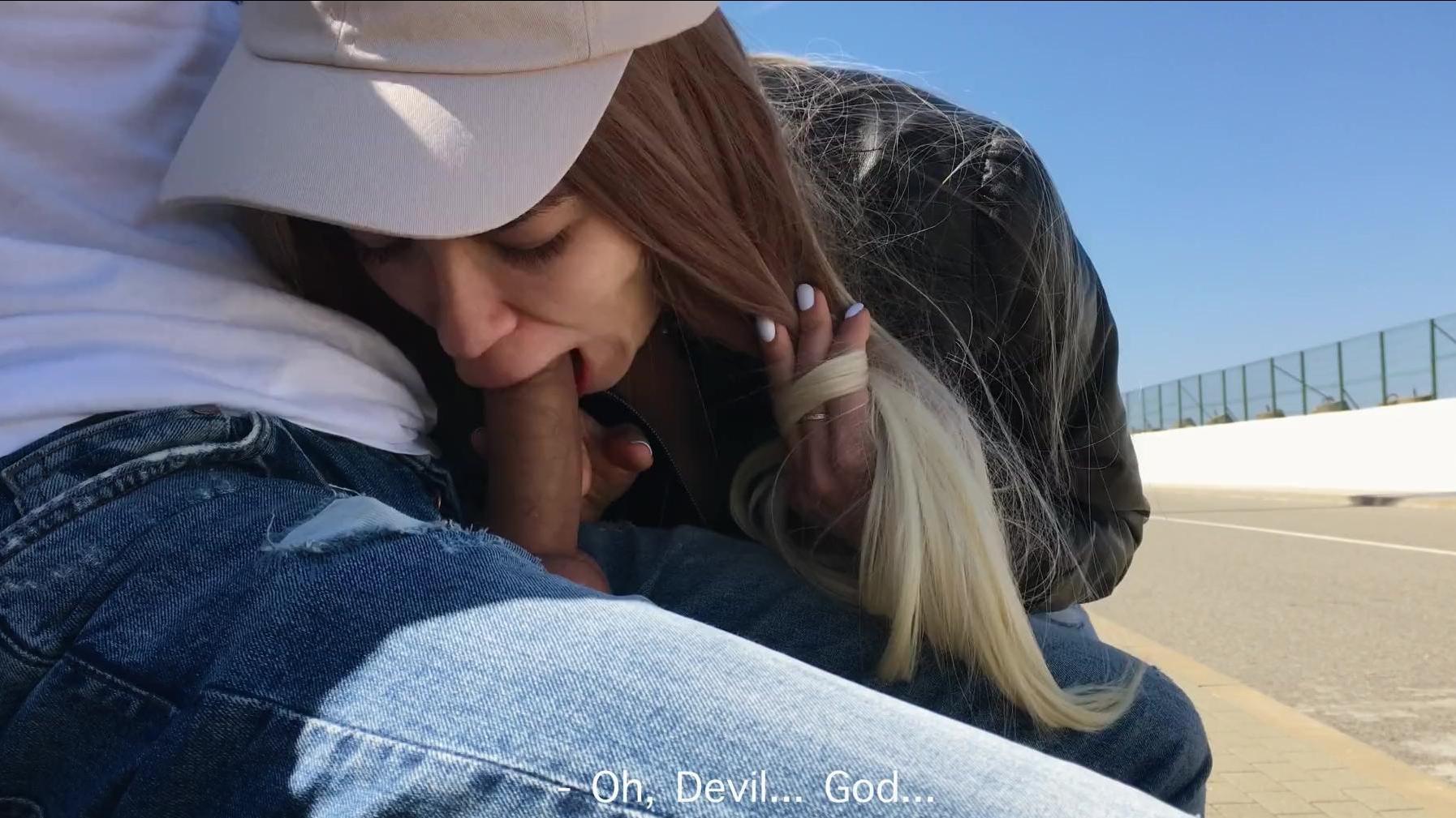 Adolescente juega con una polla extraña en la calle – deportes porno