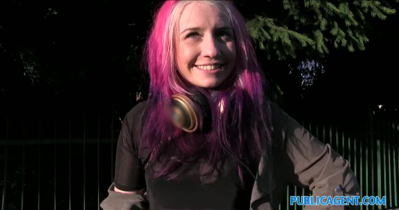 Adolescente tetona solo quiere dinero afuera