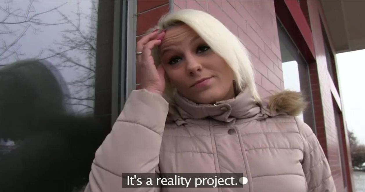 Agente Público Chica Rubia Cansada del invierno