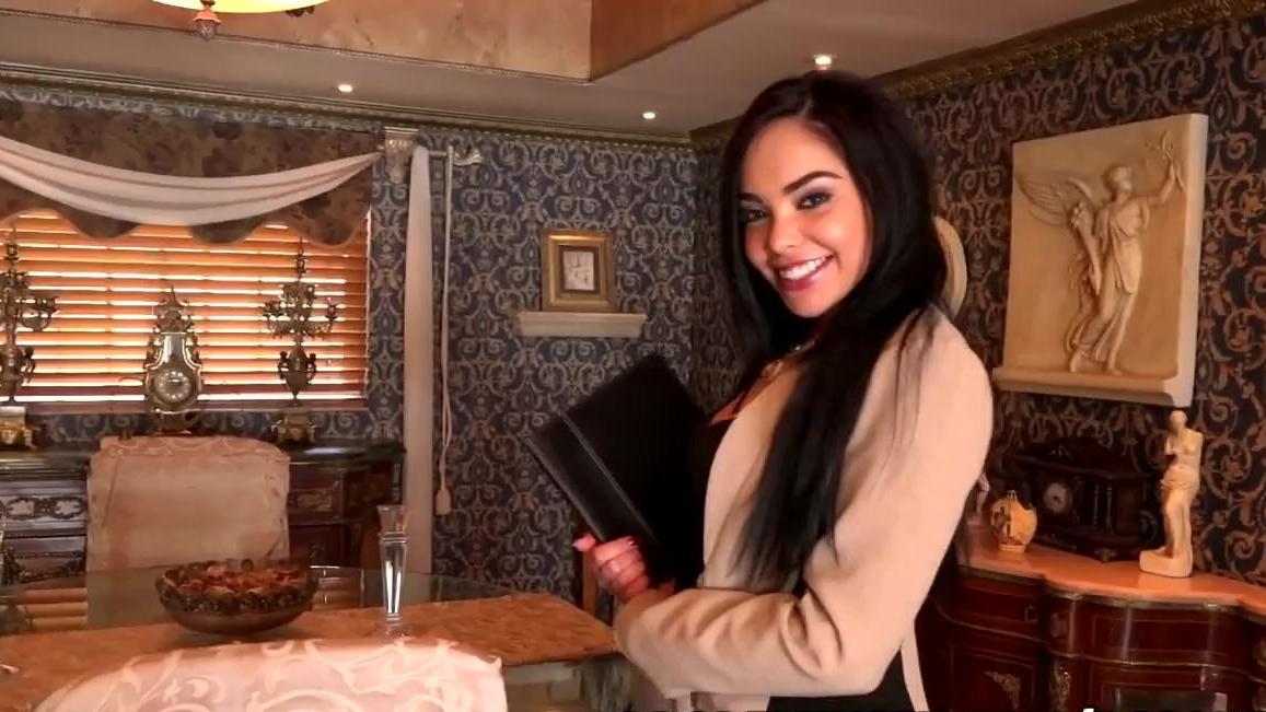 Agente de bienes raíces latina caliente muestra sus habilidades pegajosas