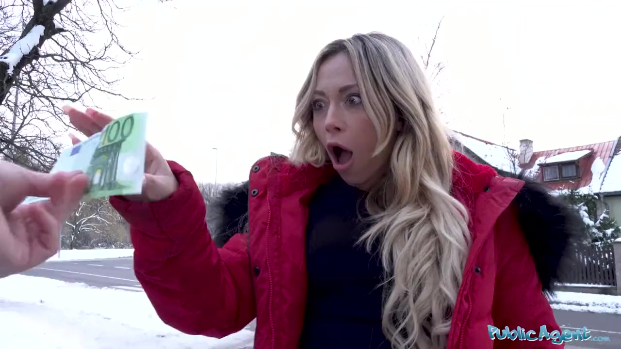 Agente público: la turista francesa Jennifer Amilton muestra sus pechos por dinero