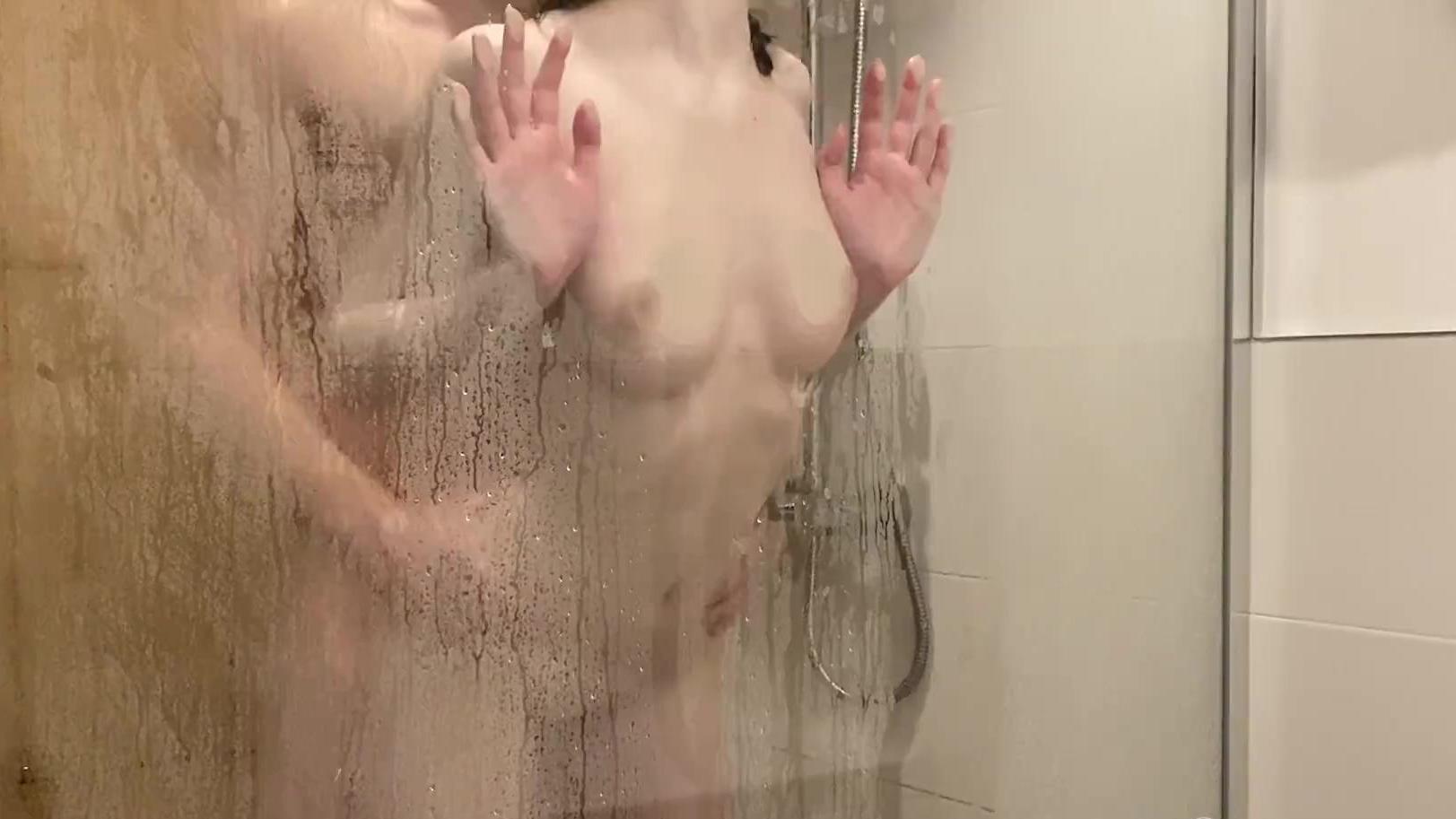 Apasionada Adolescente En La Ducha – Porno Amateur