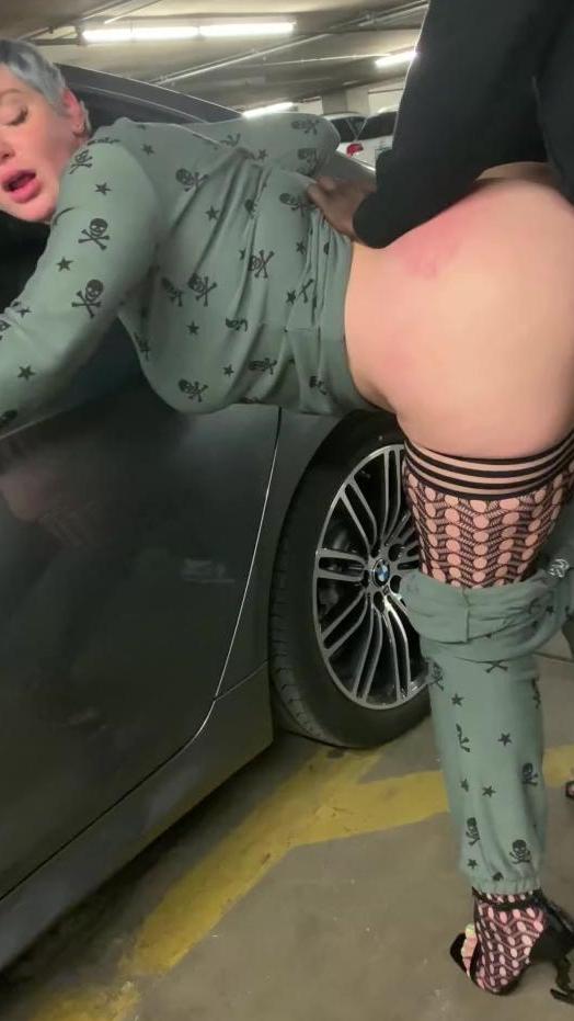 Bbw MILF llena su coño con semen en el estacionamiento