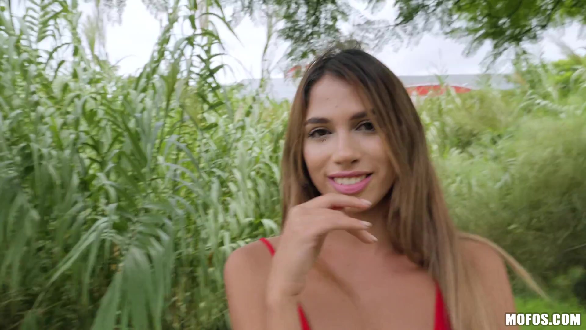 Belleza pelirroja recibe un pago en efectivo de un extraño por tener sexo al aire libre