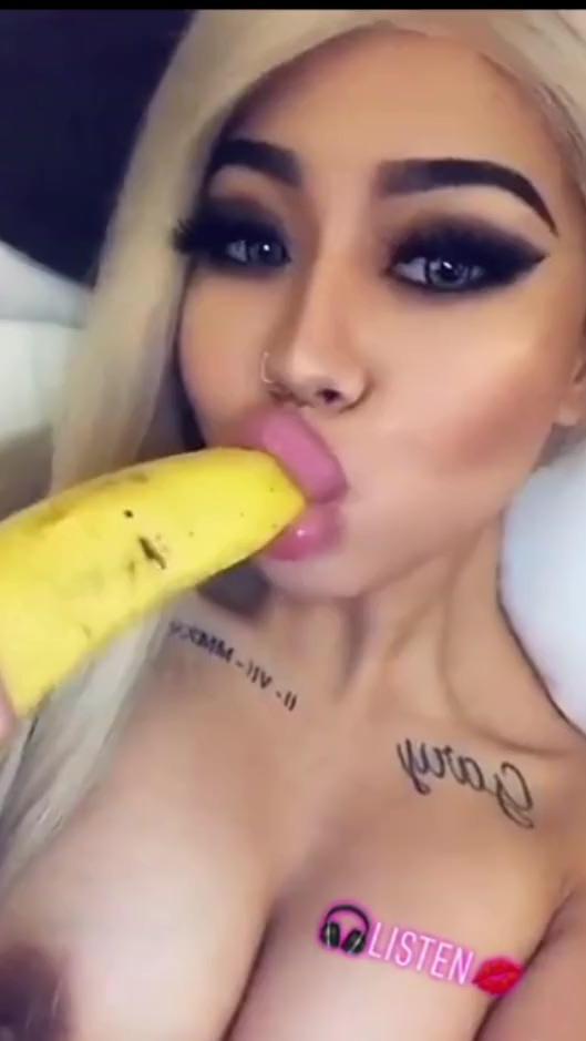 Cachonda habla con una adolescente asiática con curvas – Porno Amateur