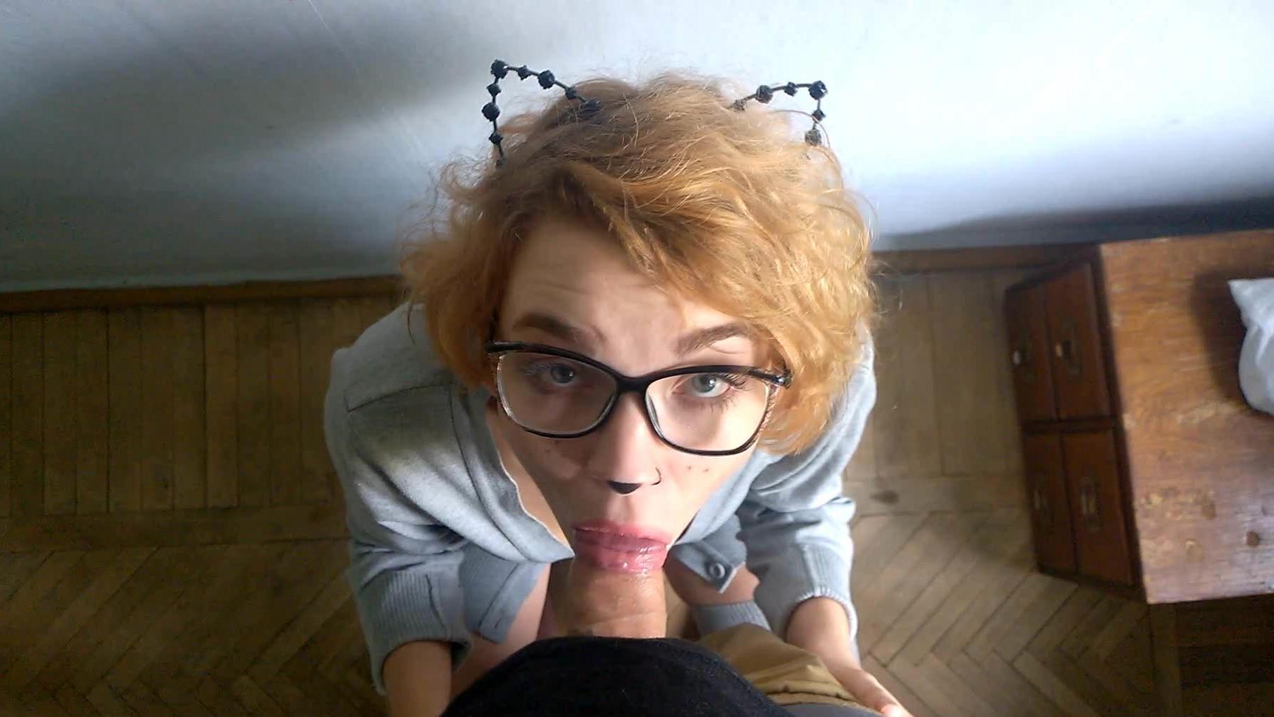 Caliente novia rusa cobra garganta profunda en POV. Él gime y traga semen.