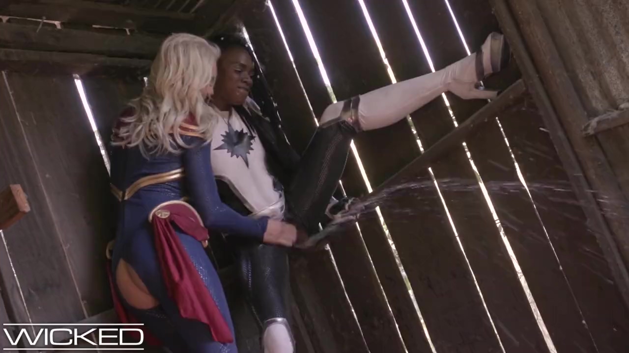 Captain Marvel XXX – Las mujeres están rotas por los fotones