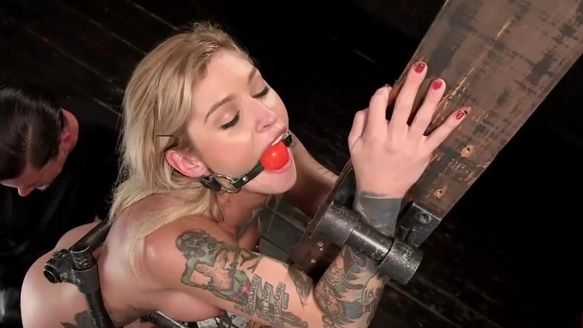 Castigo bdsm a una chica rubia