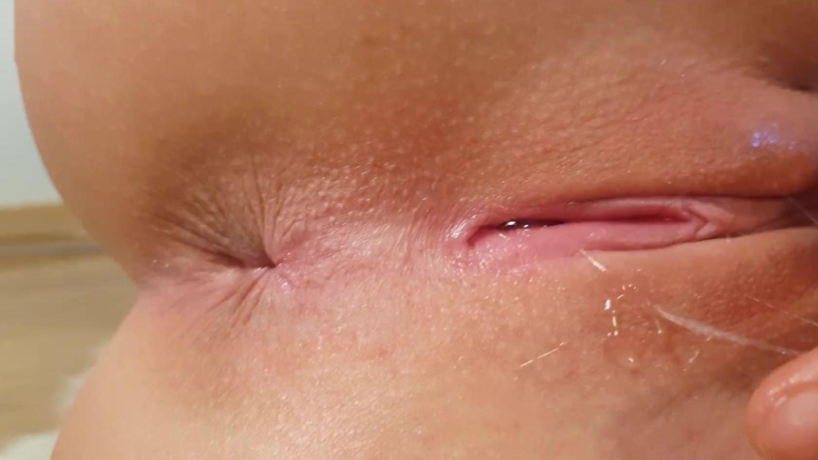 Chica de defensa personal muestra pequeños agujeros y dedos ante la cámara