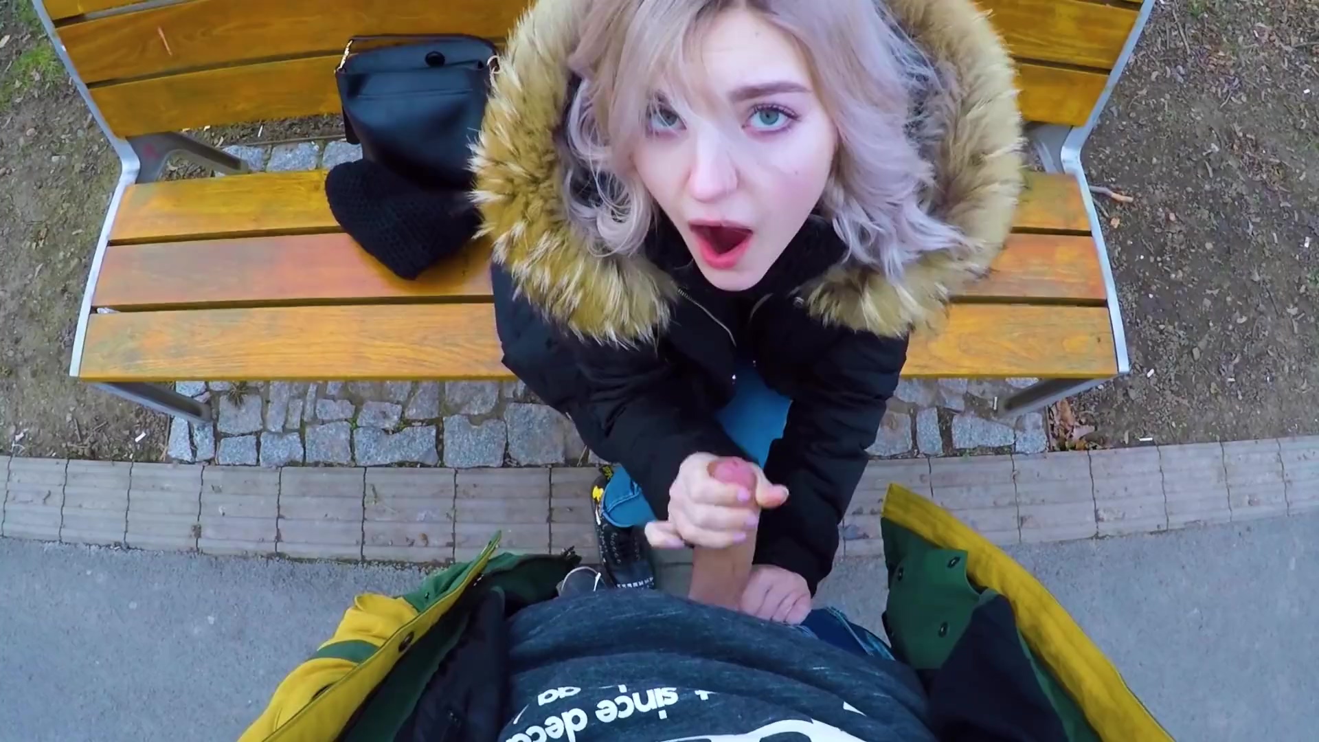 Chica extranjera rusa chupa dinero en un parque público (eva elfie pov)