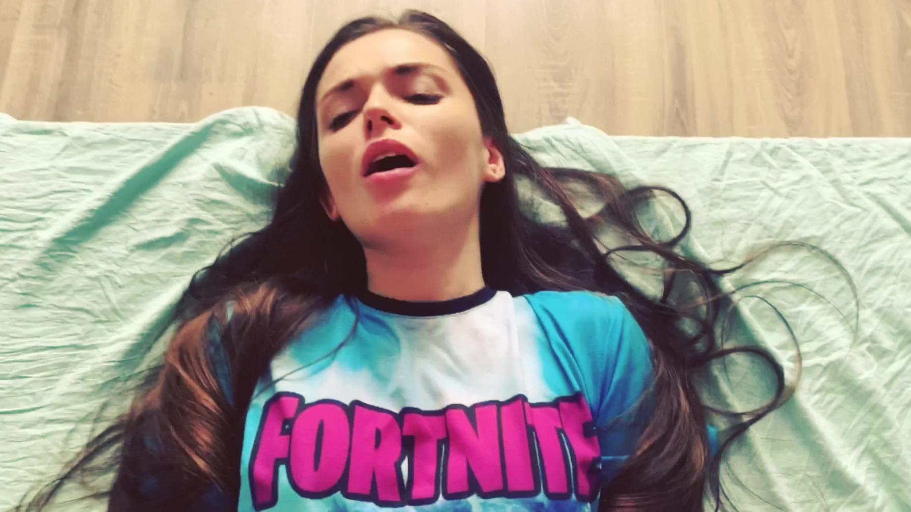 Chica sexy es follada por una gran polla y se corre en su boca en un acabado POV