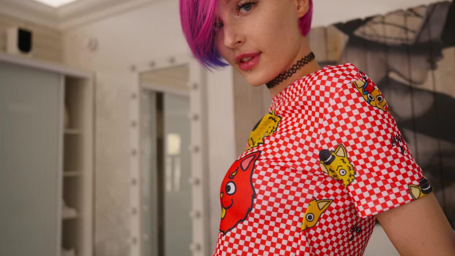 Chicas calientes montando patinetas y neumáticos – POV Teen Porn