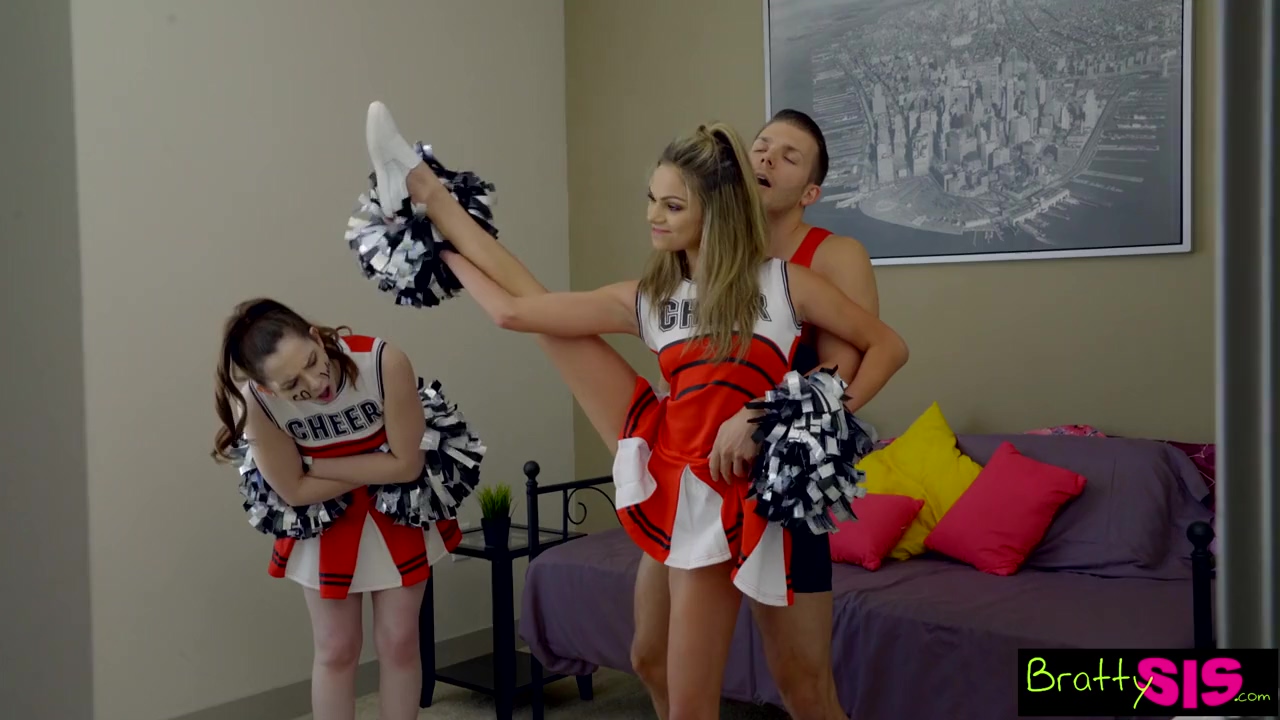 Chico cachondo cabreó a su hermana animadora delante de su mejor amiga. El juego sucio terminó con una corrida sobre los pechos depilados.