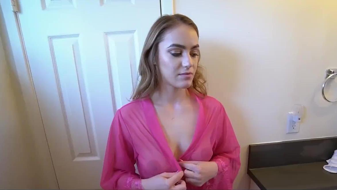 Chico de polla grande se siente atraído por su hermana caliente con tetas naturales