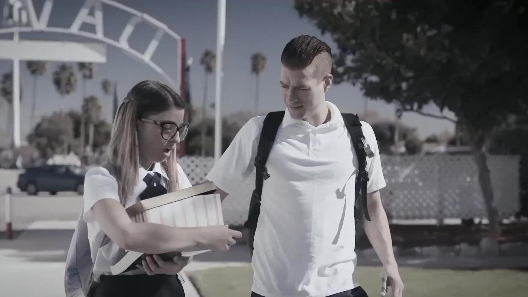 Colegiala nerd engañada y violada por dos neumáticos – Tríos