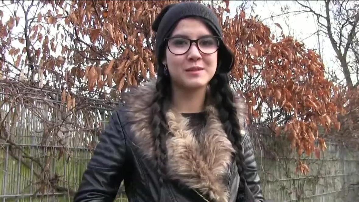 Colegiala vive en la naturaleza por dinero – porno real