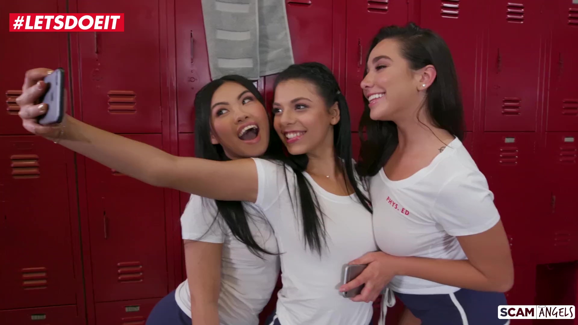 Colegialas cachondas comparten la polla del profesor en el vestuario – Estafa porno