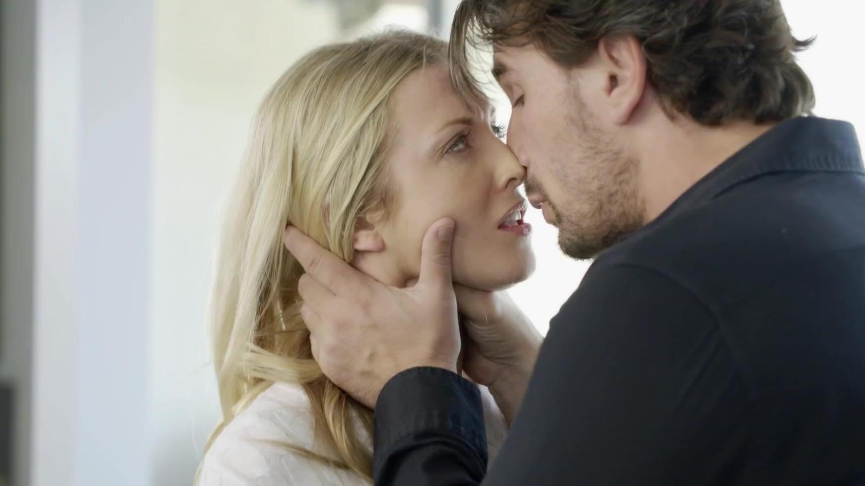 Dos madrastras rubias disfrutando de una manta caliente