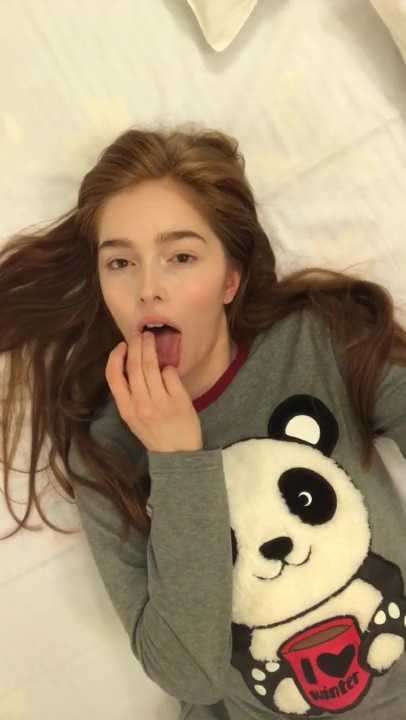 El coño de Jia Lissa juega con su amiga – Video casero