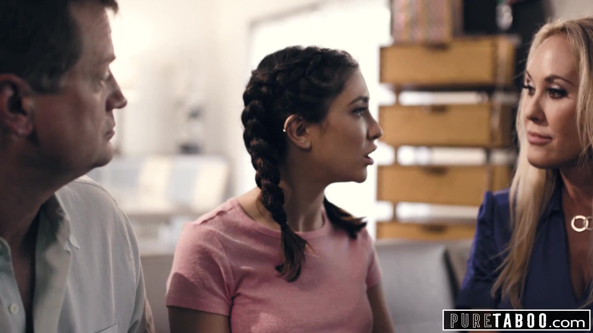 El padrastro ilegal de tres niños y su hija adoptiva