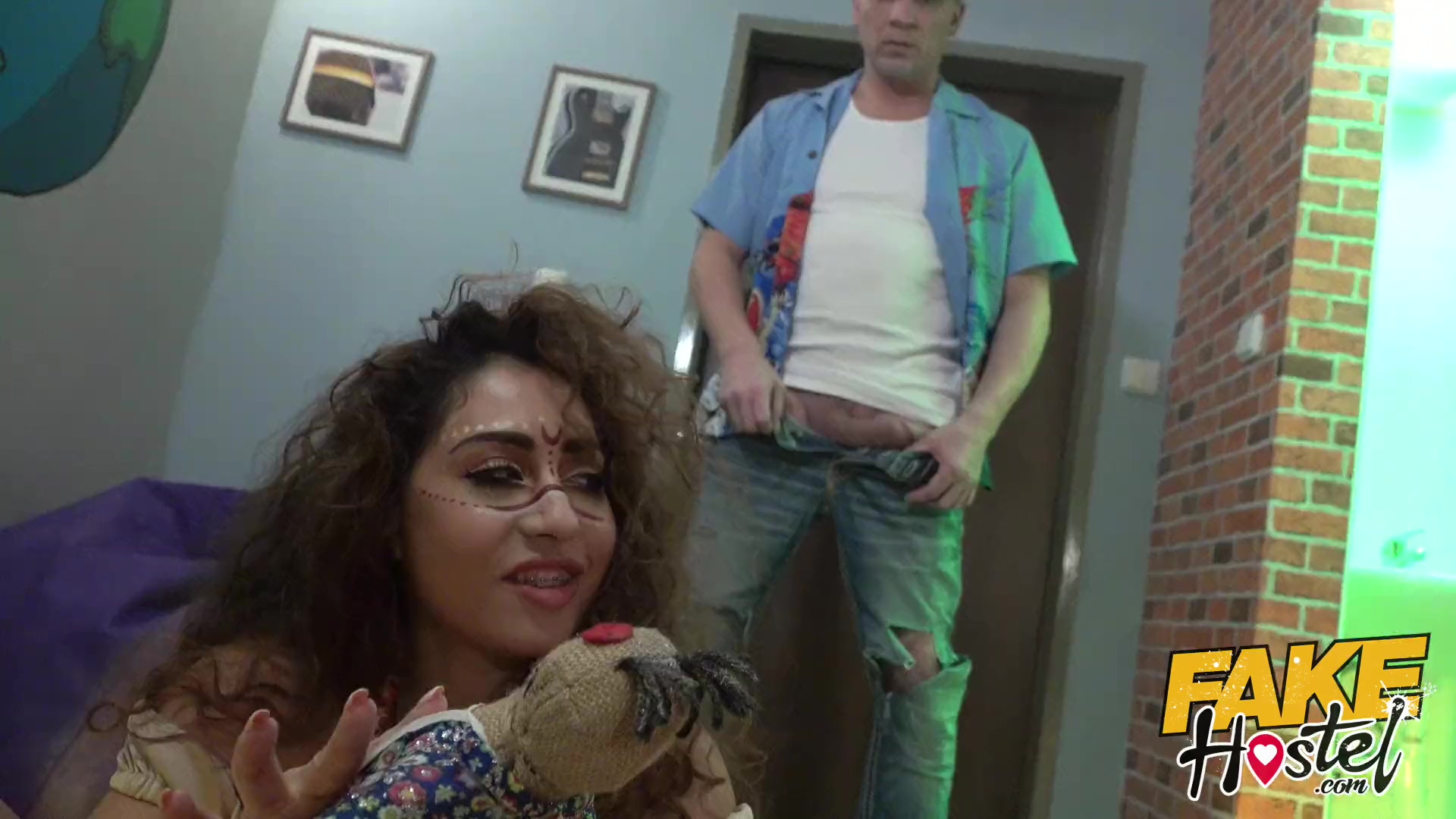 El pájaro vudú quiere ser atrapado por una gran polla dura