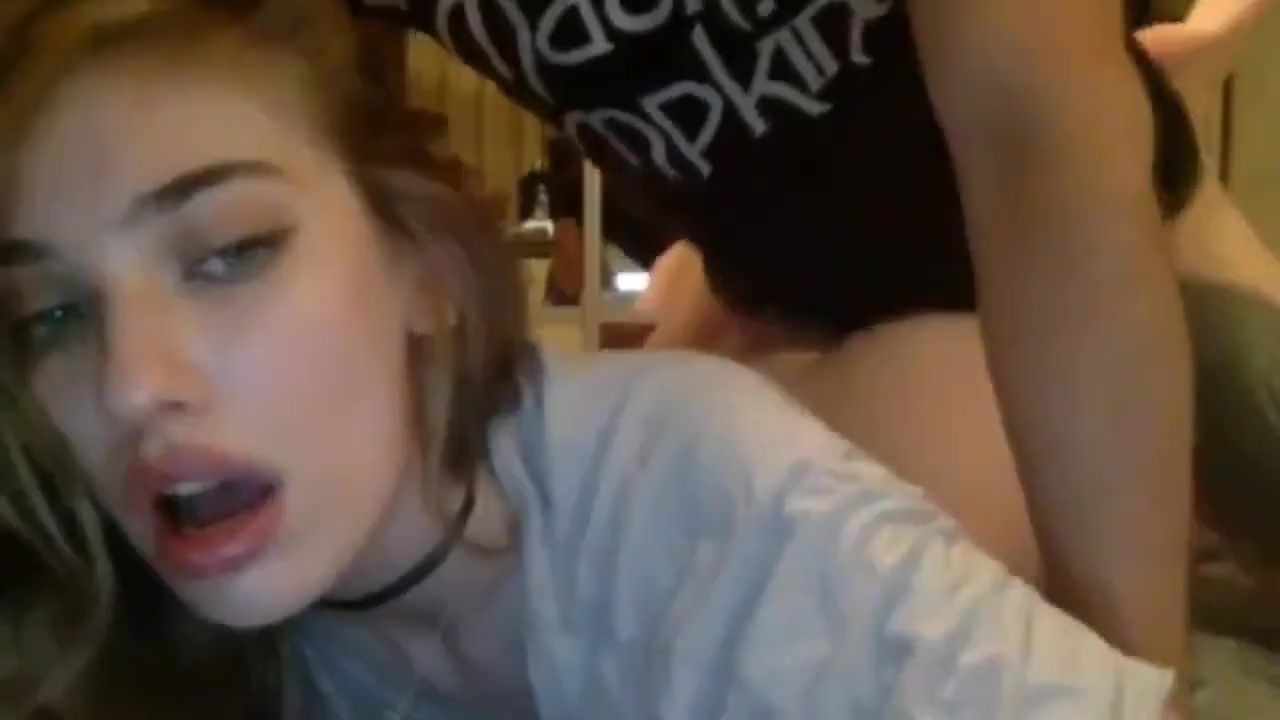 Ella salió de FriendZone con una nena cachonda follada