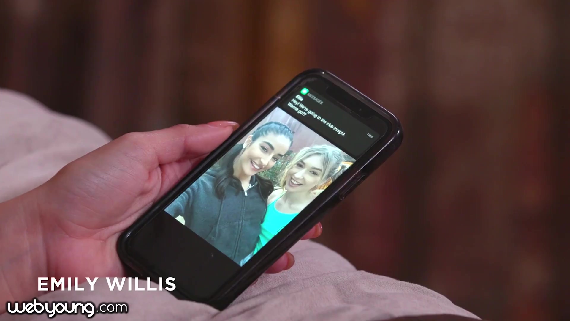 Emily Willis seduce a su novio Shy y le lame el coño mojado durante el sexo gay.