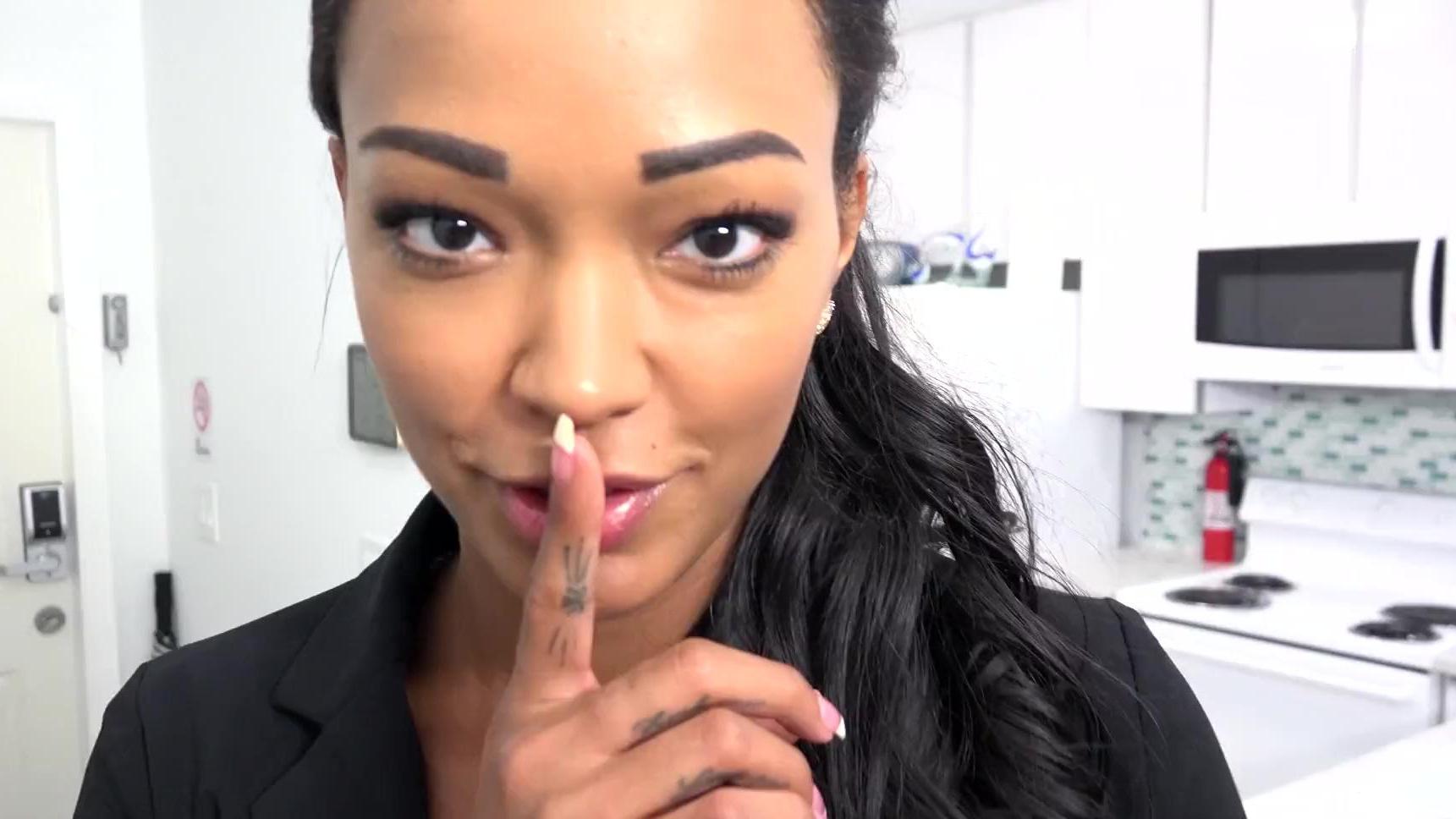 Gerente sexy sabe cómo calmar a un cliente enojado – Ebony Porn