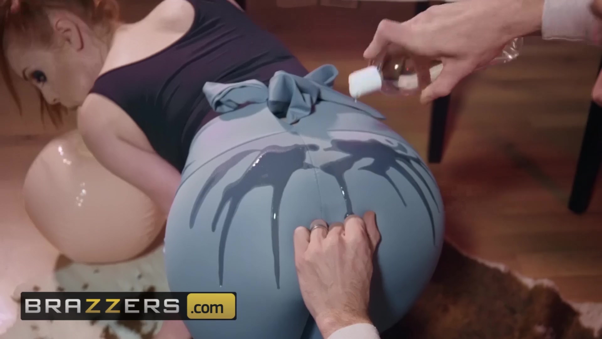 Ginger Ella juega y está dominada por una gran polla