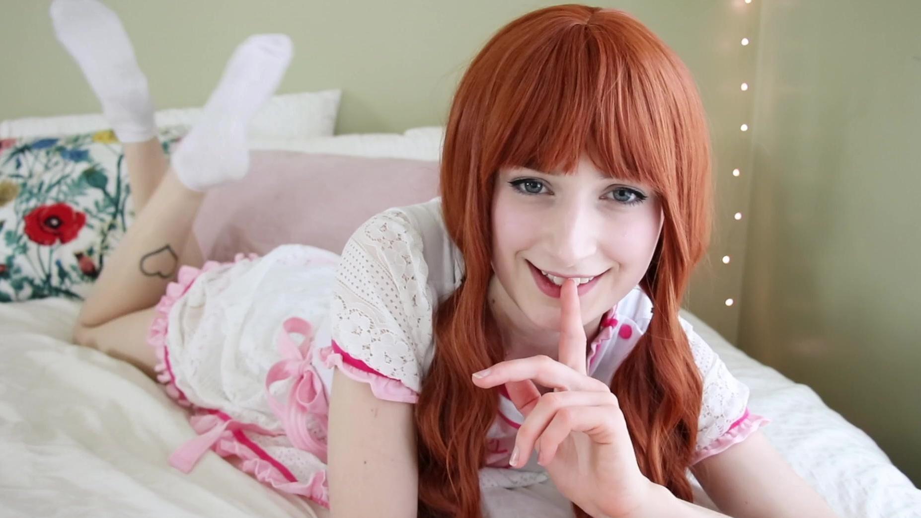 Ginger bimbo se divierte con él – juegos porno