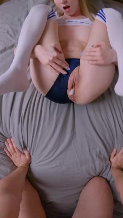 Grabado con iPhone: masaje en el culo y creampie de la hermanastra