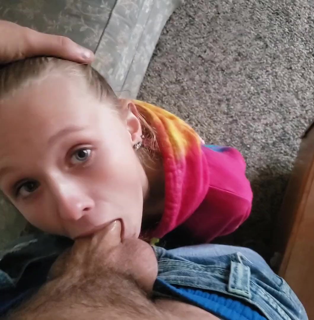 Hermana de 18 años chupa polla y traga antes de ir a la universidad