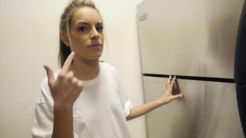 Hermanastra cachonda molesta a su hermano mientras sus padres están en el trabajo