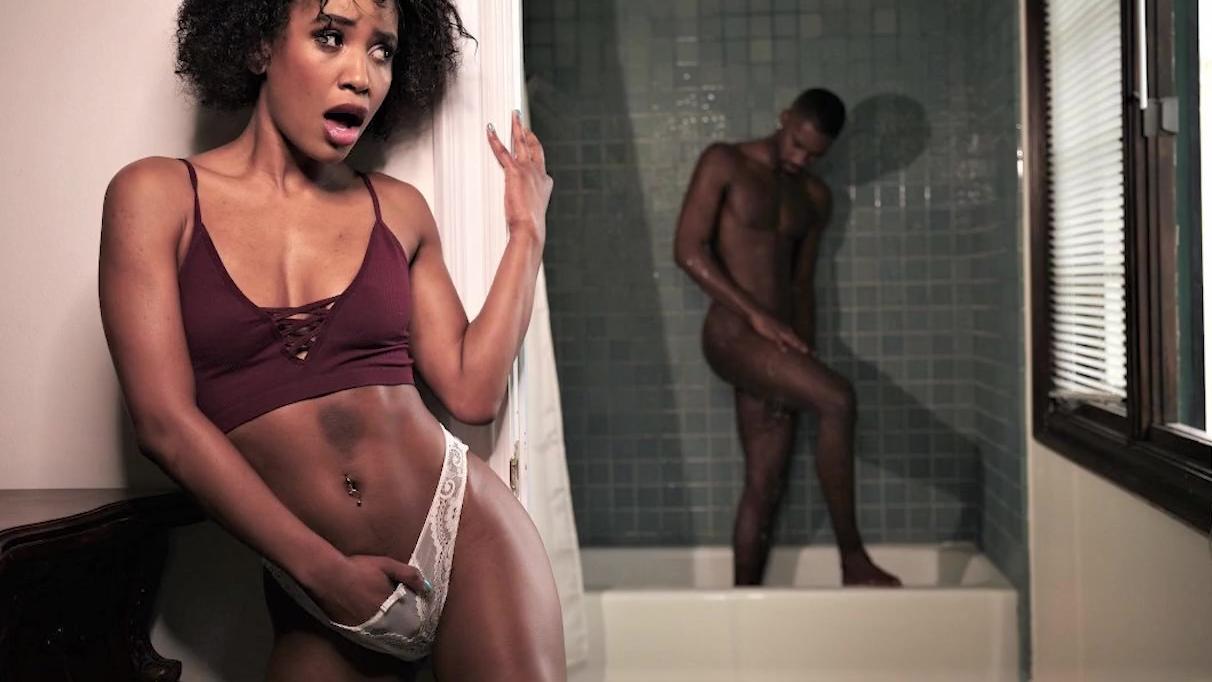 Hermanastra de ébano quiere chuparle el paso a su hermanastro – Family Porn