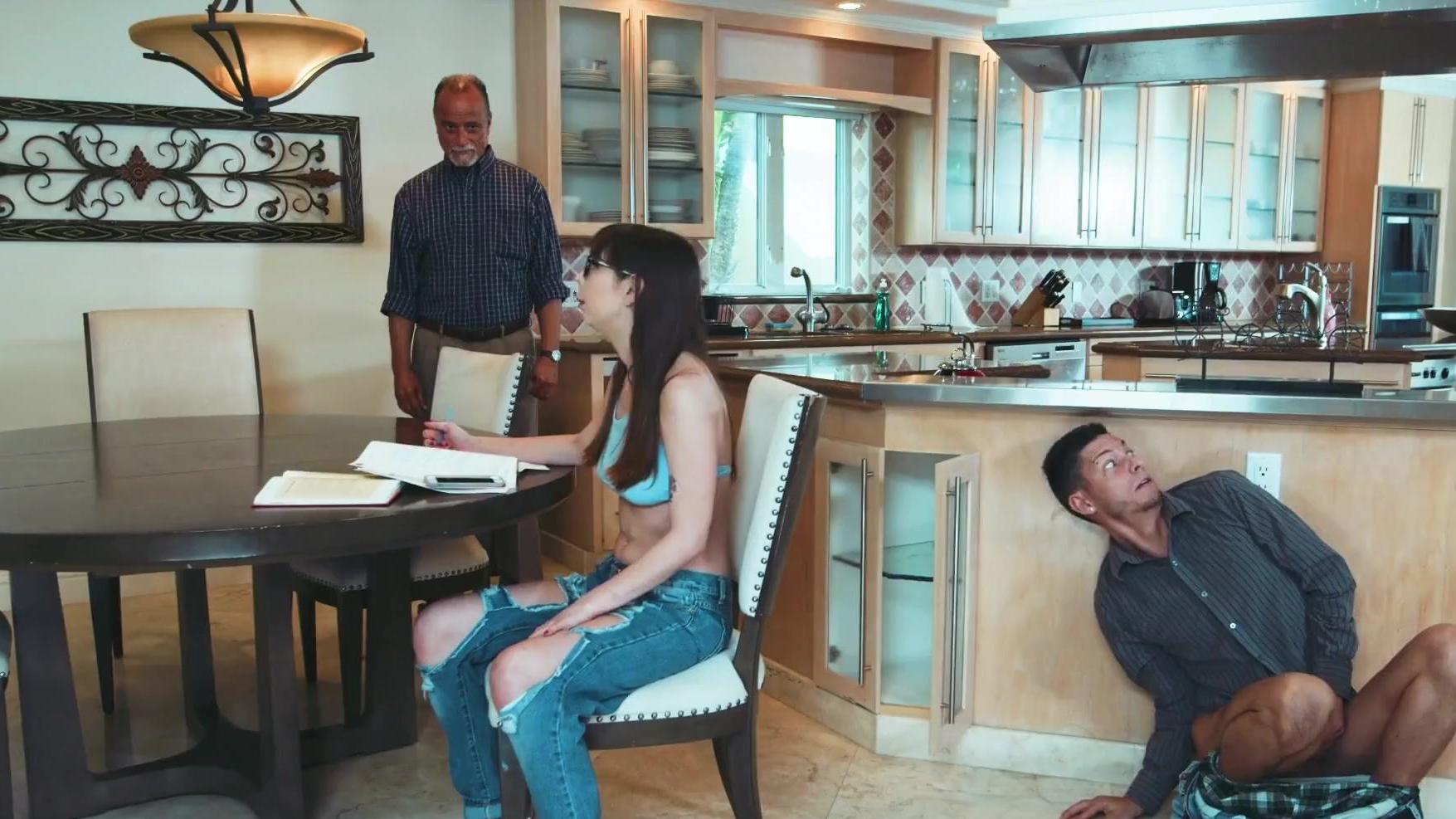 Hermanastro cachondo seduce a adolescentes morenas mientras se esconde de su padre