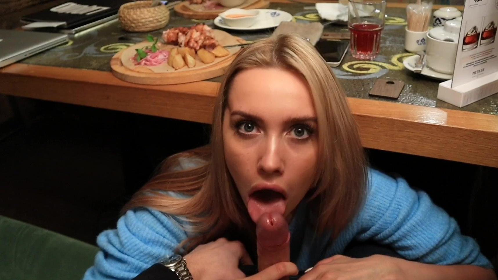 Hermosa Rubia chupa en un restaurante – Porno Público Amateur