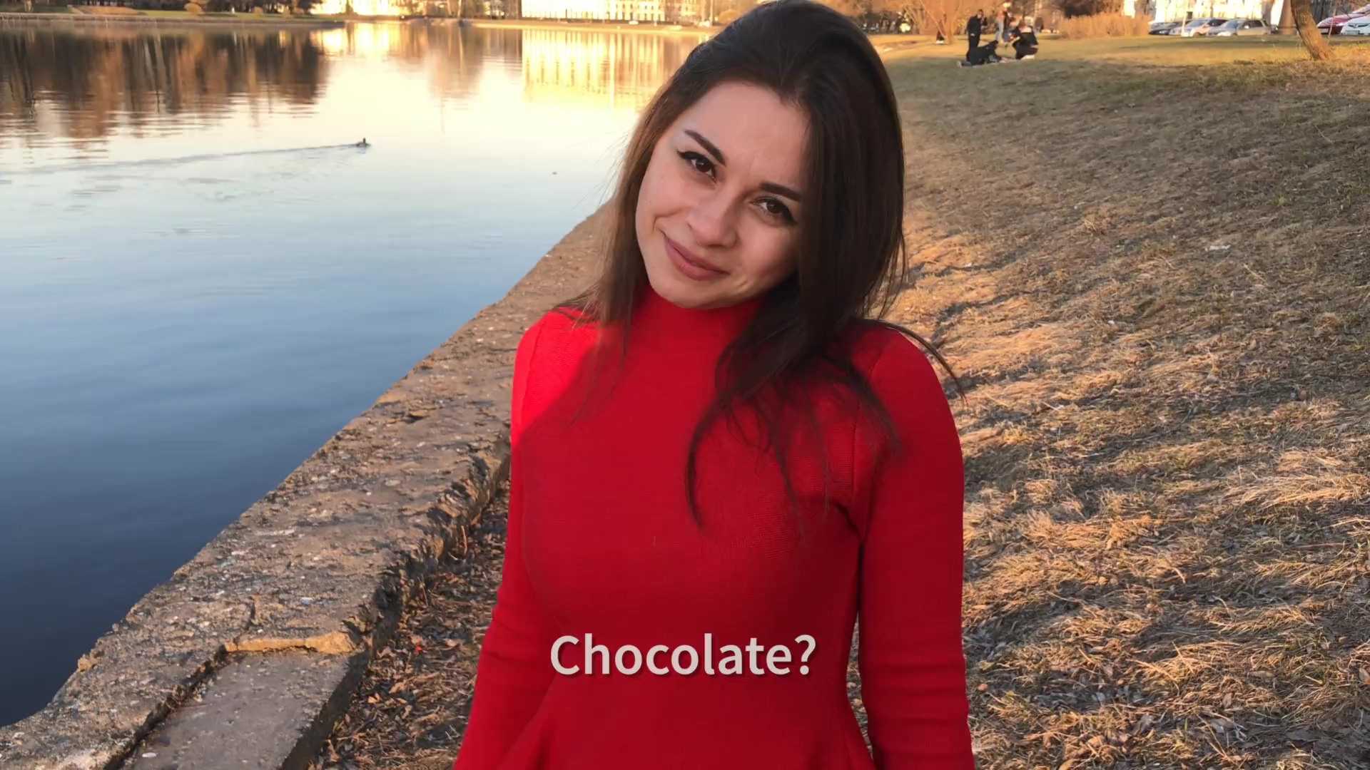 Hermosa chica morena chupa una polla por primera vez. ¡La chica sexy es tímida e inocente!