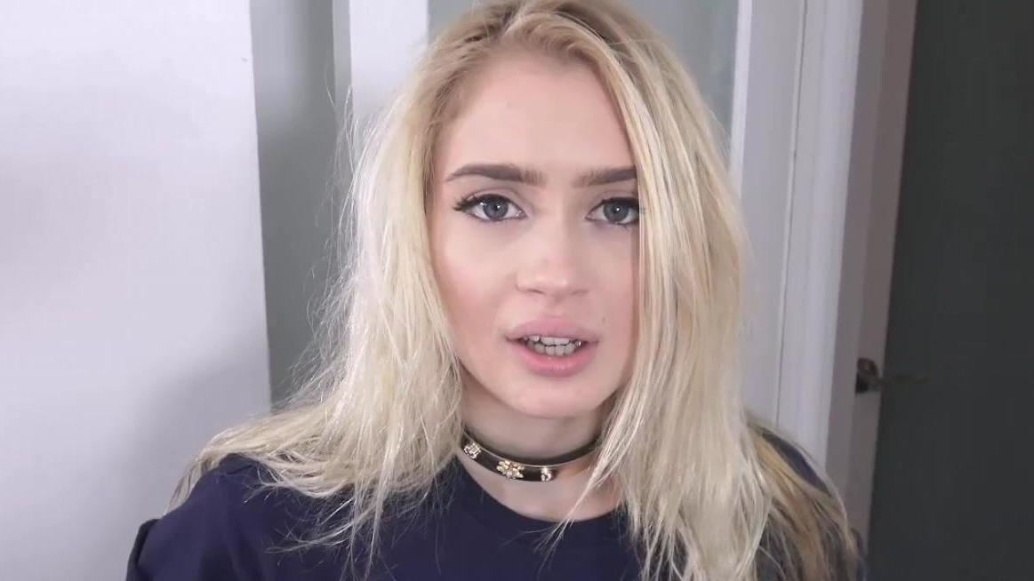 Hermosa hermanastra rubia tocada y castigada por una gran polla