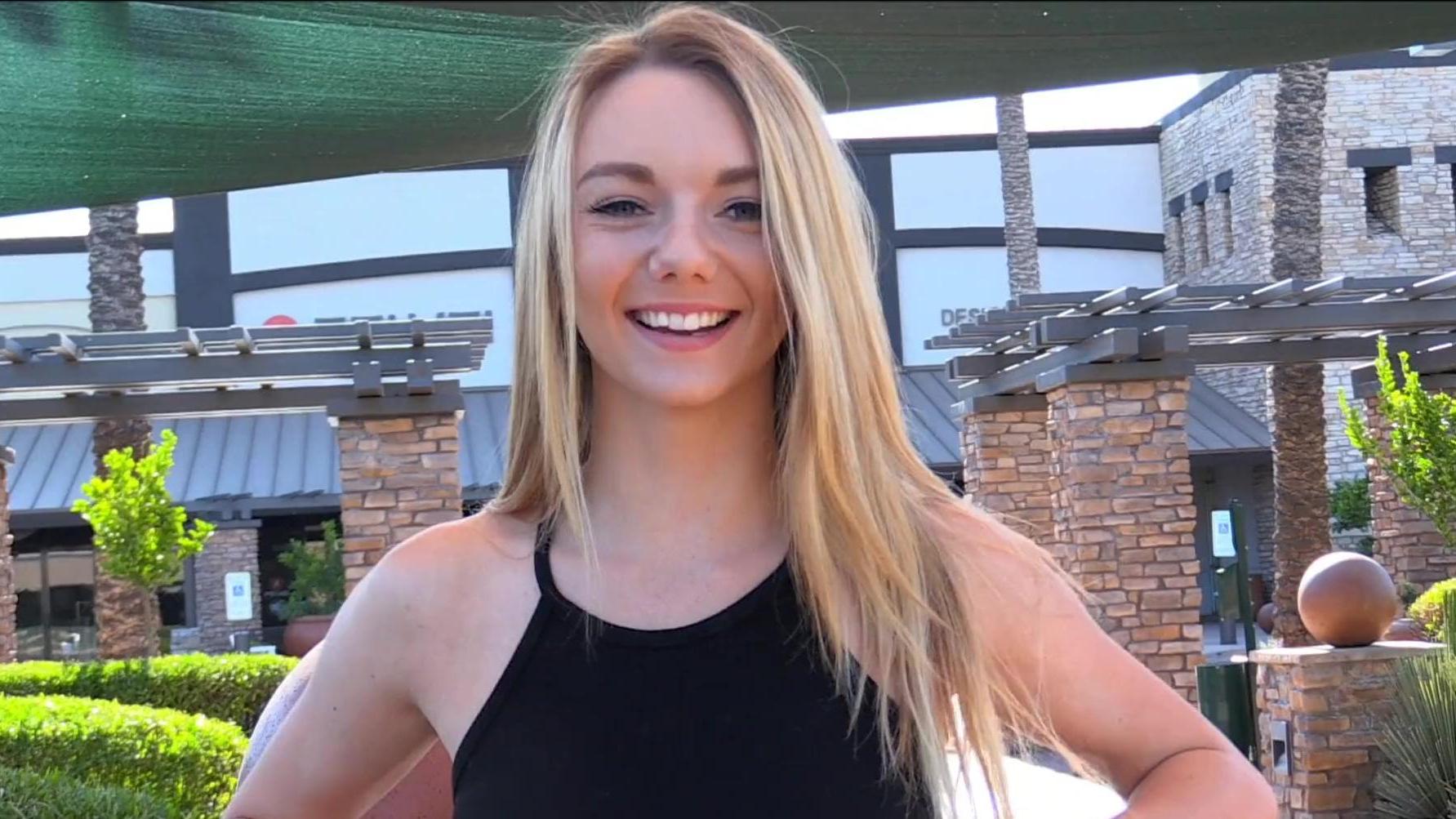 Hermosa rubia se masturba en publico – Porno Amateur